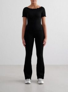 Damskie legginsy bezszwowe, wysoki stan, rozszerzane nogawki Tulip czarne. Czarne legginsy AIM'N, bez wzorów, z dzianiny, z podwyższonym stanem. Za 381,00 zł.