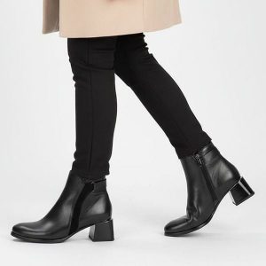 Botki damskie Armodo, skórzane na obcasie za kostkę z okrągłym noskiem i na zamek, czarne, 60563-S. Czarne botki Armodo, bez wzorów, ze skóry, z okrągłym noskiem, za kostkę, bez obcasa, na obcasie, bez zapięcia. Za 365,99 zł.