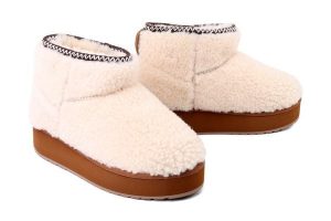 EMU AUSTRALIA W13187 Stinger Micro Flatform Teddy natural, botki damskie. Brązowe botki EMU Australia, bez wzorów, z wełny, bez obcasa, bez zapięcia. Za 599,92 zł.