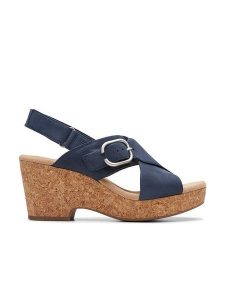 Clarks Skórzane sandały "Giselle Dove" w kolorze granatowym na obcasie rozmiar: 39,5. Niebieskie sandały Clarks, bez wzorów, z otwartym noskiem, bez obcasa, na koturnie, bez zapięcia. Za 210,32 zł.