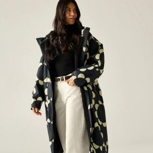 Orla Kiely Przebiera się. Czarne szlafroki Regatta, bez wzorów, z materiału, z kapturem. Za 395,00 zł.