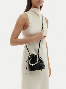 GINO ROSSI Torebka EO-ROSE-LA224-19454 Czarny. Czarne torebki klasyczne Gino Rossi, bez wzorów, ze skóry, bez dodatków. Za 299,99 zł.