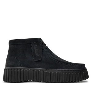 Trzewiki Clarks. Czarne botki Clarks, bez wzorów, bez obcasa, na płaskiej podeszwie, bez zapięcia. Za 539,99 zł.