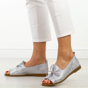 Srebrne skórzane płaskie sandały damskie Cambell 19388. Szare sandały Cambell, bez wzorów, z jeansu, bez obcasa, na płaskiej podeszwie, bez zapięcia. Za 219,00 zł.