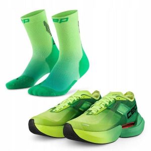 Zestaw biegacza: damskie buty sportowe i skarpety biegowe. Zielone skarpetki CEP, bez wzorów. Za 925,20 zł.