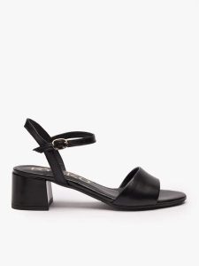 Czarne sandały na obcasie. Czarne sandały Ryłko, bez wzorów, ze skóry, z okrągłym noskiem, bez obcasa, na obcasie, bez zapięcia. Za 379,99 zł.