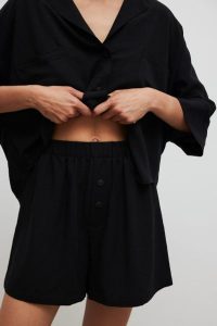 Krótkie szorty z lnem w kolorze BLACK - ARCOS-XS. Czarne szorty Marsala, bez wzorów, ze lnu. Za 179,90 zł.