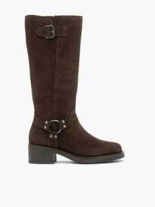 Ciemnobrązowe kozaki biker boots ocieplane kożuchem. Brązowe kozaki Ryłko, na zimę, z aplikacjami, ze skóry, bez obcasa, na obcasie, bez zapięcia. W wyprzedaży za 479,99 zł.