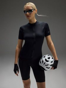 4F Legginsy kolarki rowerowe z żelową wkładką damskie - czarne L. Czarne legginsy 4f, bez wzorów, z dzianiny, długie. W wyprzedaży za 199,99 zł.