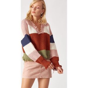 Sweter w kolorze brązowo-khaki-biało-granatowym. Białe długie swetry marki Robin. W wyprzedaży za 169,95 zł.