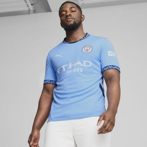 Koszulka piłkarska Puma Manchester City domowa sezon 24/25. Bluzki Puma, xl, bez wzorów, z materiału, sportowe, bez kołnierzyka, bez ramiączek. W wyprzedaży za 249,99 zł.