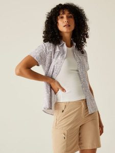 Regatta Koszula funkcyjna "Packaway" w kolorze biało-fioletowym rozmiar: 40. Białe koszule Regatta, bez wzorów, z materiału, bez kołnierzyka, bez ramiączek. Za 82,83 zł.