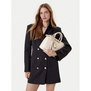 Torebka Guess. Białe torebki klasyczne Guess, z aplikacjami, bez dodatków. Za 351,99 zł.