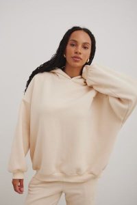 Bluza z kapturem i HAFTEM w kolorze BISQUIT- BAFFIN-UNI. Brązowe bluzy Marsala, uniwersalny, bez wzorów, z bawełny, z kapturem. Za 309,90 zł.