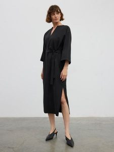 BGN Sukienka w kolorze czarnym rozmiar: 34. Czarne sukienki BGN, na co dzień, bez wzorów, z tkaniny, bez kołnierzyka, bez ramiączek, midi, proste. Za 65,99 zł.