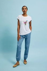 T-shirt z nadrukiem biały. Białe t-shirty MOODO, bez wzorów, bez kołnierzyka, bez ramiączek. W wyprzedaży za 24,99 zł.