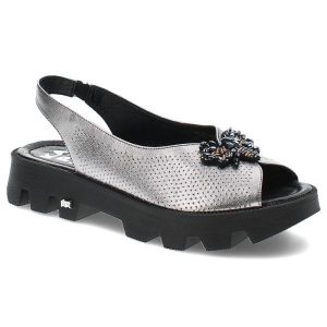 Srebrne Sandały Karino Eleganckie Obuwie Damskie. Szare sandały Karino, bez wzorów, z jeansu, bez obcasa, bez zapięcia. Za 329,00 zł.