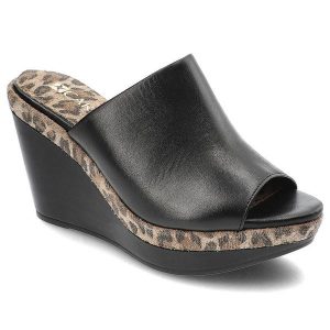 Czarne Klapki Carinii Eleganckie Buty Na Koturnie. Czarne klapki Carinii, z aplikacjami, ze skóry, bez obcasa, na koturnie. Za 299,00 zł.