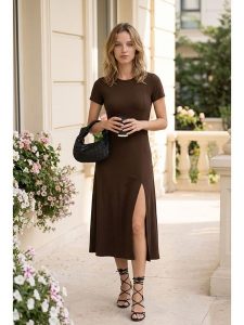 SOULSHAE Sukienka w kolorze brązowym rozmiar: L/XL. Brązowe sukienki SOULSHAE, l, bez wzorów, bez kołnierzyka, bez ramiączek, midi. Za 119,95 zł.