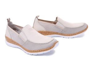 RIEKER N4275-60 beige, półbuty damskie. Brązowe półbuty Rieker, bez wzorów, bez obcasa, bez zapięcia. Za 299,90 zł.