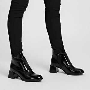 Botki damskie Armodo, lakierowane skórzane na klocku z okrągłym noskiem i na zamek, czarne, 60560. Czarne botki Armodo, bez wzorów, z lakierowanej skóry, z okrągłym noskiem, bez obcasa, na obcasie, bez zapięcia. Za 373,99 zł.