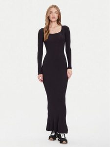 Guess Sukienka codzienna O5BK03 KCDA2 Czarny Slim Fit. Czarne kombinezony Guess, na co dzień, l, z aplikacjami, bez kołnierzyka, bez ramiączek, proste. Za 359,99 zł.