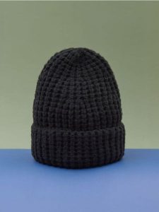 Czapka - czarny. Czarne czapki Sinsay, bez wzorów, ze splotem. Za 15,99 zł.