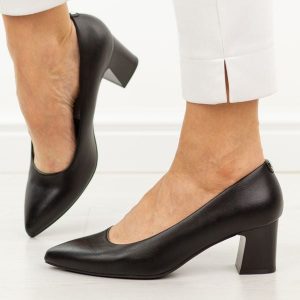 Czarne czółenka damskie na obcasie Sergio Leone Pb413. Czarne czółenka Sergio Leone, bez wzorów, ze skóry, bez obcasa, na obcasie, bez zapięcia. W wyprzedaży za 148,72 zł.