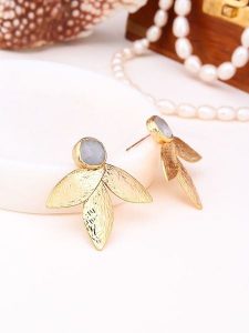 L'Atelier de Gaia Pozłacane kolczyki-wkrętki z kamieniami księżycowymi rozmiar: onesize. Szare kolczyki L'Atelier de Gaia, z kamieniem księżycowym, pozłacane. Za 96,37 zł.