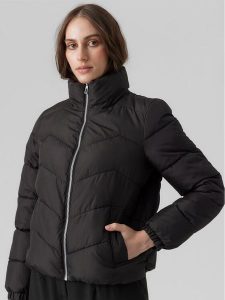 Vero Moda Kurtka zimowa 10289824 Czarny Regular Fit. Czarne kurtki Vero Moda, na zimę, xs, bez wzorów, z syntetyku, bez kaptura. Za 119,99 zł.