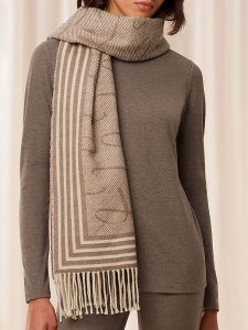 Triumph Szal w kolorze karmelowym rozmiar: onesize. Brązowe szaliki Triumph, bez wzorów, z materiału. Za 117,45 zł.