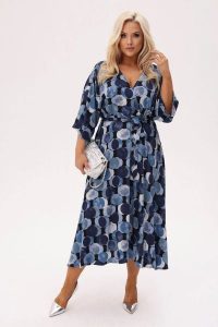 Sukienka Noelia - Ocean - we wzór kół o głębokich odcieniach granatu i niebieskiego PLUS SIZE XXL OVERSIZE. Niebieskie sukienki Moda Size Plus Iwanek, do pracy, na lato, plus size, bez wzorów, z materiału, biznesowe, bez kołnierzyka, plus size, bez ramiączek, mini, oversize. Za 349,90 zł.