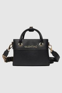 VALENTINO Mała czarna torebka Alexia. Czarne kuferki Valentino by Mario Valentino, bez wzorów, małe, bez dodatków. W wyprzedaży za 349,99 zł.