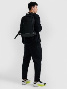 4F Plecak miejski (20 L) z zapinaną kieszenią na laptop - czarny Uniwersalny. Czarne plecaki 4f. Za 149,99 zł.