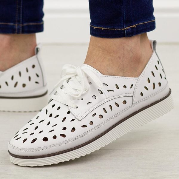 Białe ażurowe skórzane półbuty damskie S.Barski 51-610. Białe półbuty S.BARSKI, na jesień, w ażurowe wzory, ze skóry, bez obcasa, bez zapięcia. Za 219,00 zł.