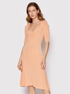 Guess Sukienka codzienna W2YK53 Z30K0 Pomarańczowy Flare Fit. Brązowe sukienki Guess, na co dzień, m, z aplikacjami, z wiskozy, bez kołnierzyka, bez ramiączek, proste. Za 649,99 zł.