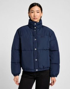 DAMSKA KURTKA LEE RELAXED SHORT PUFFER JACKET INDIGO 112355156. Niebieskie kurtki Lee, na zimę, s, bez wzorów, bez kaptura. Za 249,99 zł.