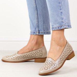 Złote ażurowe półbuty damskie Potocki 12320. Żółte półbuty POTOCKI, na lato, w ażurowe wzory, ze skóry, z okrągłym noskiem, bez obcasa, na obcasie, bez zapięcia. Za 169,00 zł.