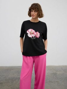 BGN Koszulka w kolorze czarnym rozmiar: 38. Czarne bluzki BGN, bez wzorów, bez kołnierzyka, bez ramiączek. Za 52,67 zł.