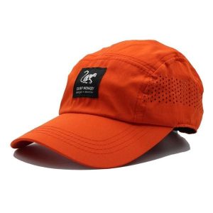 Czapka sportowa - Bieganie - Szybkoschnąca (Czerwony). Czerwone czapki SURF MONKEY, bez wzorów, z materiału, sportowe. Za 135,96 zł.