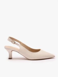 Kremowe czółenka slingback bez pięty. Brązowe czółenka Ryłko, bez wzorów, z gumy, bez obcasa, bez zapięcia. Za 379,99 zł.