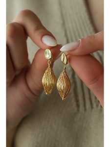 Pierres delicates Kolczyki w kolorze białym z perłami rozmiar: onesize. Białe kolczyki Pierres delicates, z perłą, z mosiądzu. Za 52,99 zł.