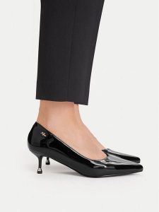 MEXX Czółenka EO-WS1315-02 Czarny. Czarne czółenka Mexx, bez wzorów, z lakierowanej skóry, bez obcasa, bez zapięcia. Za 329,99 zł.