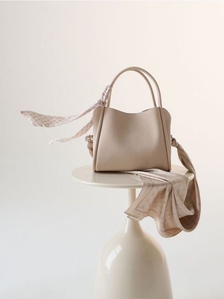 Torebka kuferek z imitacji skóry z ozdobną apaszką - beżowy. Brązowe apaszki i chusty Sinsay, bez wzorów, ze skóry. Za 49,99 zł.