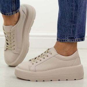 Beżowe skórzane półbuty damskie na platformie Jezzi 8181. Brązowe półbuty Jezzi, na jesień, bez wzorów, z jeansu, bez obcasa, na platformie, bez zapięcia. Za 259,00 zł.