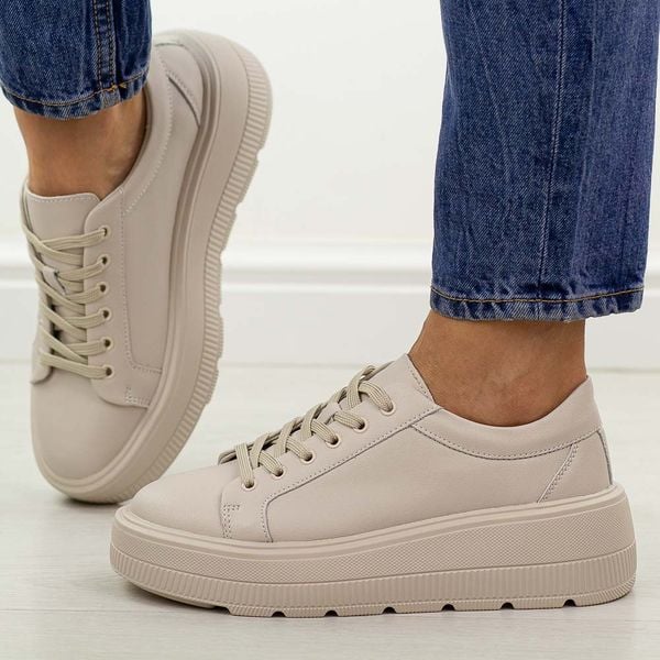 Beżowe skórzane półbuty damskie na platformie Jezzi 8181. Brązowe półbuty Jezzi, na jesień, bez wzorów, z jeansu, bez obcasa, na platformie, bez zapięcia. Za 259,00 zł.