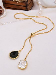 Pierres de Jade Pozłacany naszyjnik z zawieszką - dł. 50 cm rozmiar: onesize. Białe naszyjniki Pierres de Jade, z perłą, pozłacane. Za 109,78 zł.