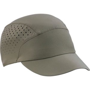 Czapka trekkingowa z daszkiem Forclaz MT500 kompaktowa. Szare czapki FORCLAZ, bez wzorów, z elastanu, sportowe. Za 39,99 zł.
