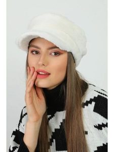 Lucky Bees Czapka w kolorze białym rozmiar: onesize. Białe czapki Lucky Bees, bez wzorów, z futra. Za 83,03 zł.