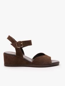 Ciemnobrązowe sandały na koturnie. Brązowe sandały Ryłko, bez wzorów, ze skóry, z okrągłym noskiem, bez obcasa, na koturnie, bez zapięcia. Za 399,99 zł.